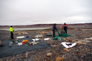Plastic verzamelen op Lågøya.