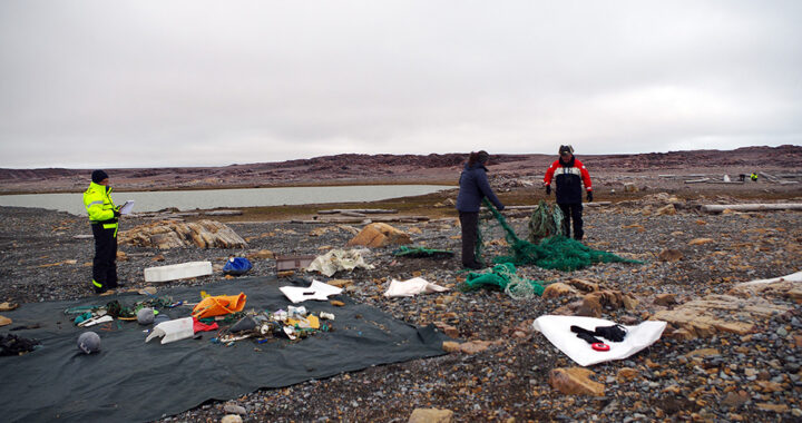 Plastic verzamelen op Lågøya.